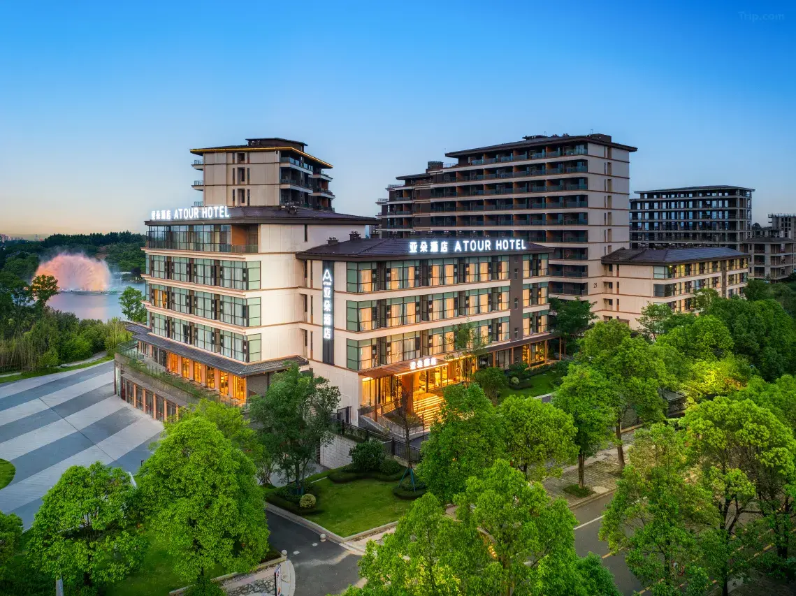 峨眉山高鐵站峨秀湖亞朵飯店